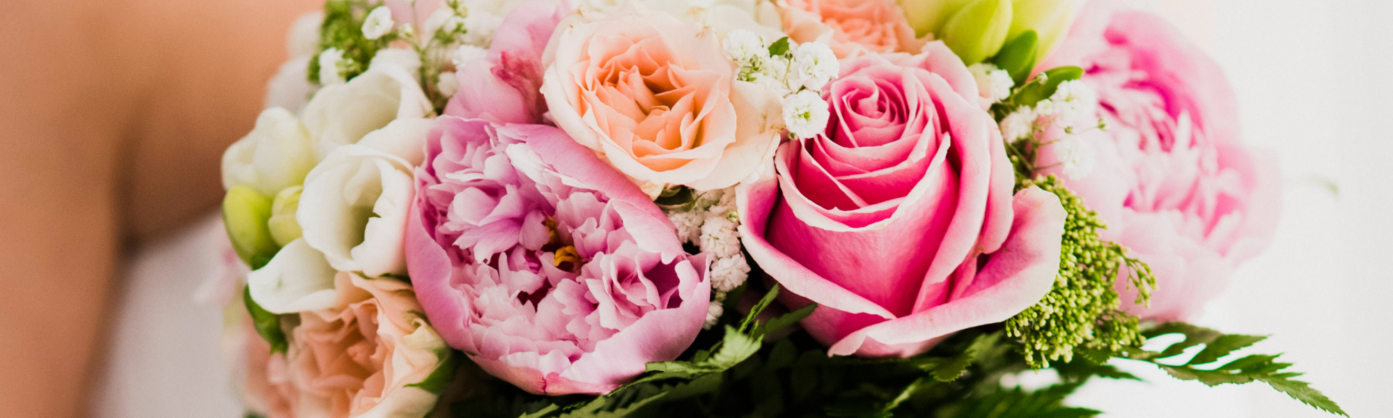 bride holding a wedding bouquet 